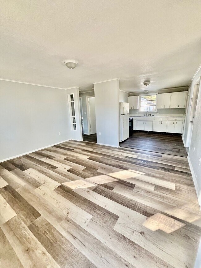 Building Photo - Cute 2BR/1BA Zephyrhills Duplex NO APPLICATION FEE!