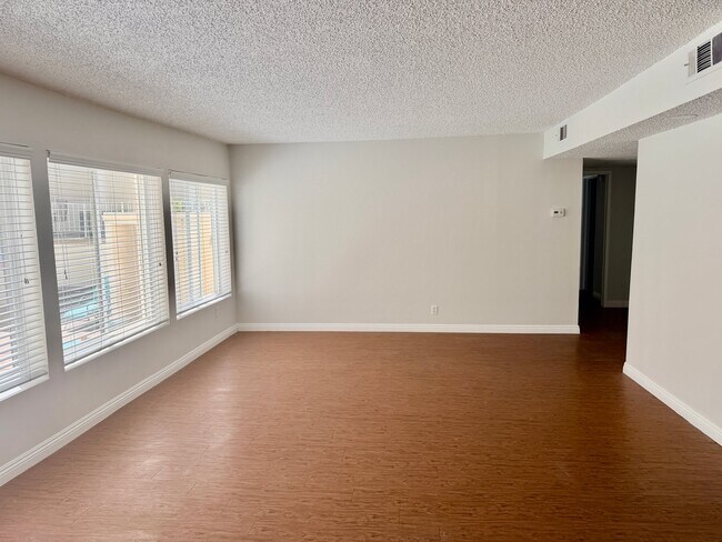 Foto del edificio - 17440 Burbank Blvd