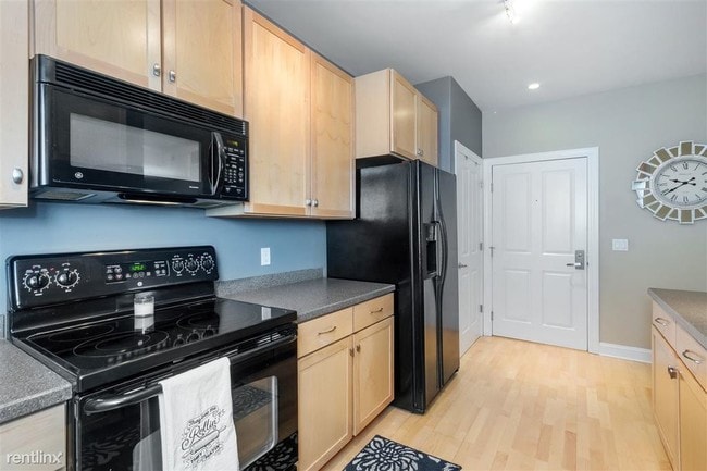 Building Photo - 1 br, 2 bath Condo - 1925 N Water St