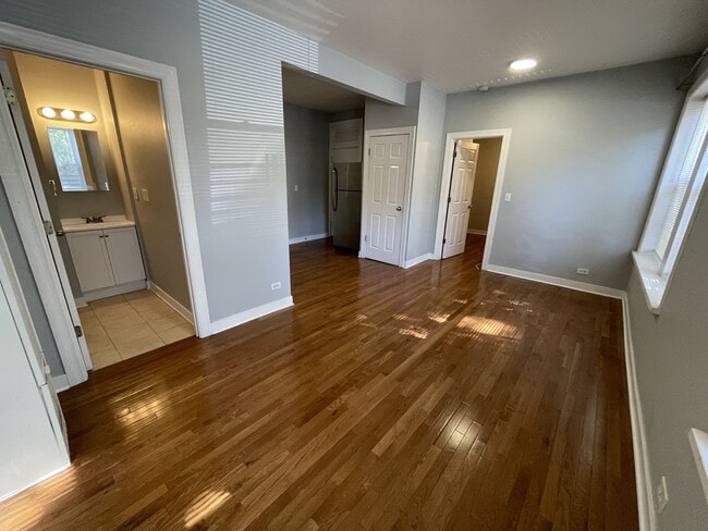 Building Photo - 2360 W Dickens Ave