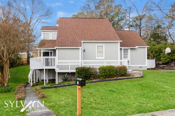 Foto principal - Feel right at home in this 4 BR, 2 BA home