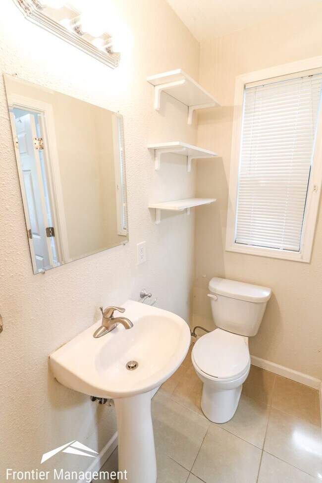 1001 Osage St Unit 2, Manhattan, KS 66502 Room for Rent in Manhattan