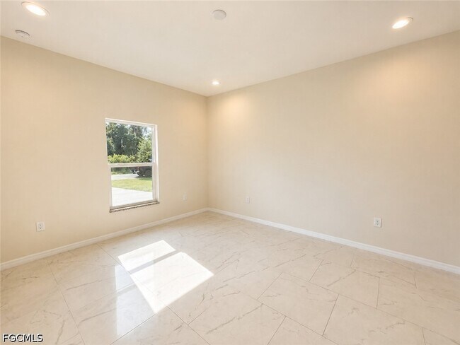 Building Photo - 2617 Queen Dr