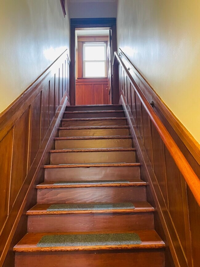 Steps to the unit - 986 Ashbury St
