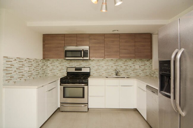Building Photo - 1160 N La Salle Dr