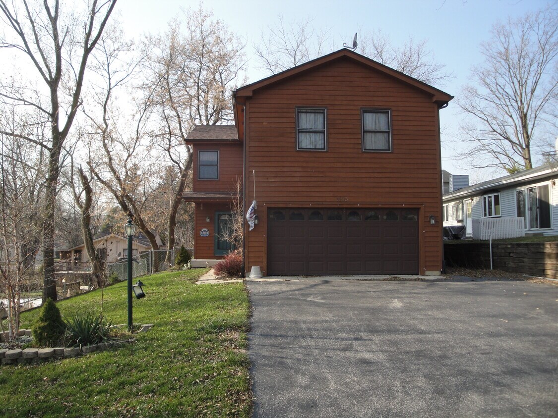 1105 Monroe Street House Rental in Wauconda, IL