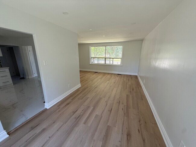 Photo du bâtiment - RENOVATED- 4 BEDROOM 3 Bath rental house with Air Conditioning – Close to York University and Pio...