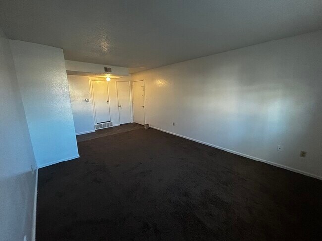 Building Photo - 1415 W Maple Ave