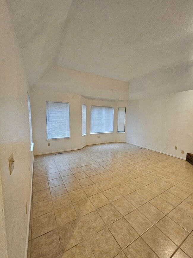 Building Photo - PRELEASING for July 2026! (3) Bed+Converte...
