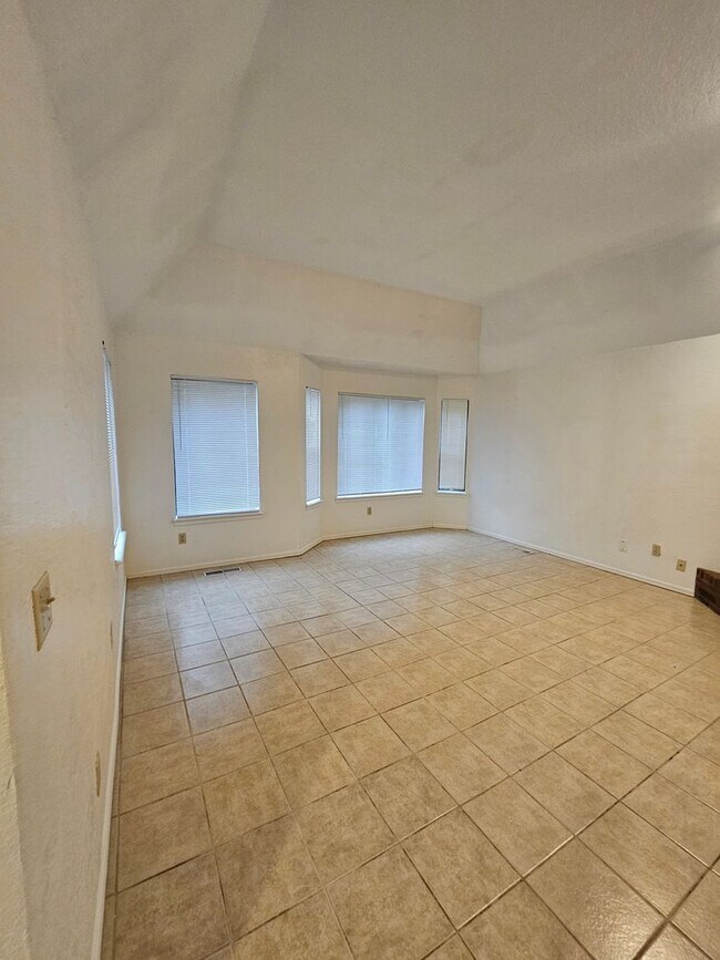 Foto del edificio - PRELEASING for July 2026! (3) Bed+Converte...