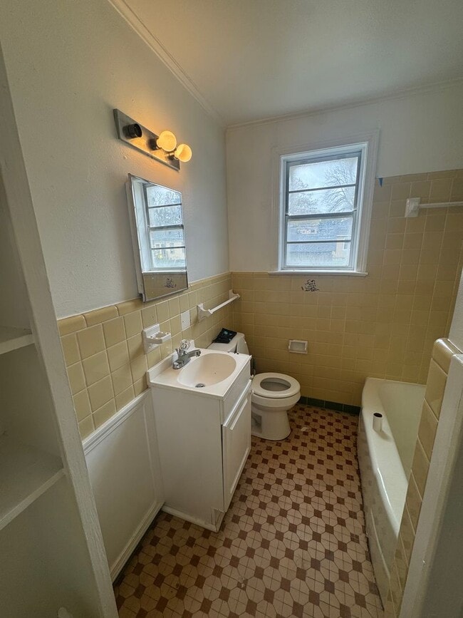 Building Photo - Newly Remodeled Units in Highland