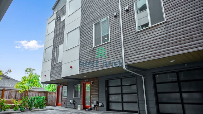 Foto del edificio - Luxury Ballard townhome with sunset views and prime Seattle access.