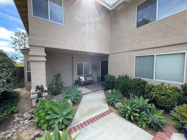 Foto del edificio - Fully Furnished 3BR Home with Private Pool – 5-Month Lease in Poway (May–Oct 2026)