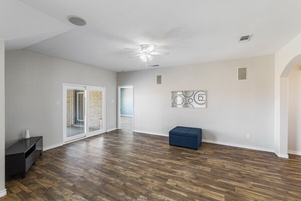 Foto del edificio - 15210 Main Royal Dr