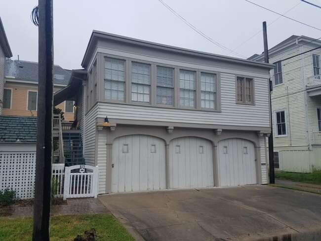 Building Photo - Large 2/1 Garage Apartment