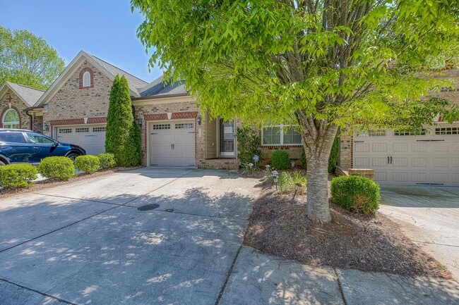 Building Photo - 3 Bedroom, 3 Bathroom Winston Salem Townhome