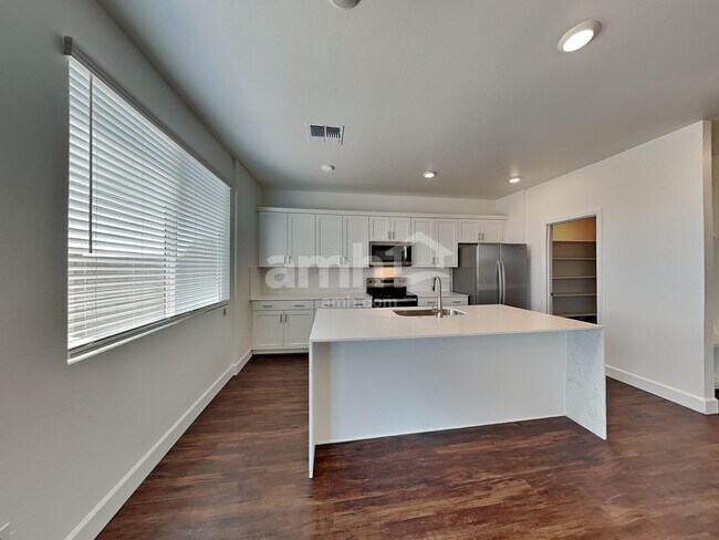 Building Photo - 17149 W Lawrence Ln