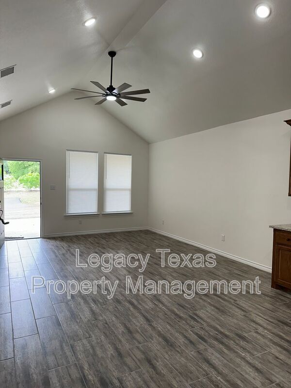 Building Photo - 405 Kaether Ln