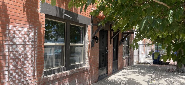 Foto del edificio - Call now!