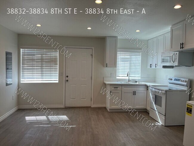 Foto del edificio - 38832-38834 8TH ST E - 38834 8th East-A