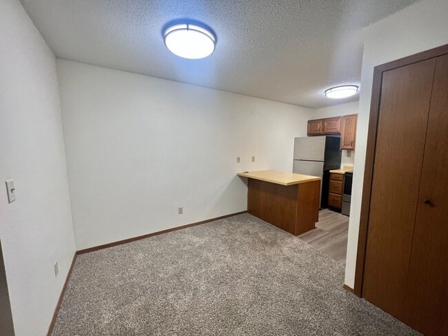 Building Photo - 2 bed, 2 bath 4-Plex Unit with Move In Inc...
