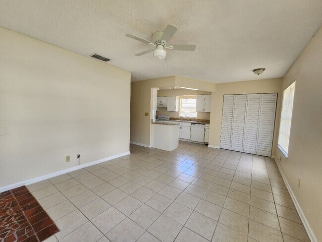 Building Photo - Newly Renovated Triplex Unit 2 Bedroom and...