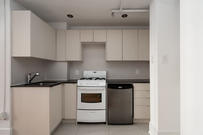 Building Photo - 160 Huron St