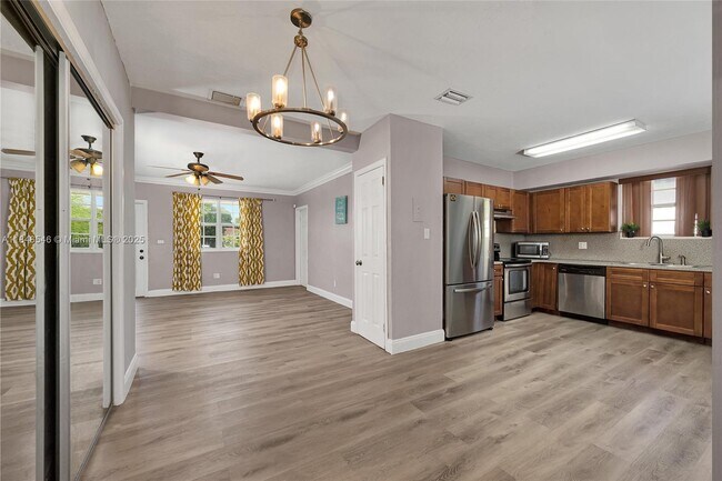 Foto del edificio - 1351 NE 156th St