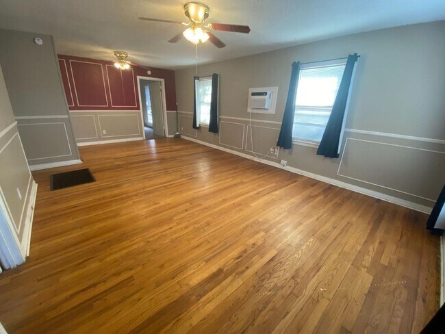 Building Photo - Come see this 2 bed, 1 bathroom spacious h...