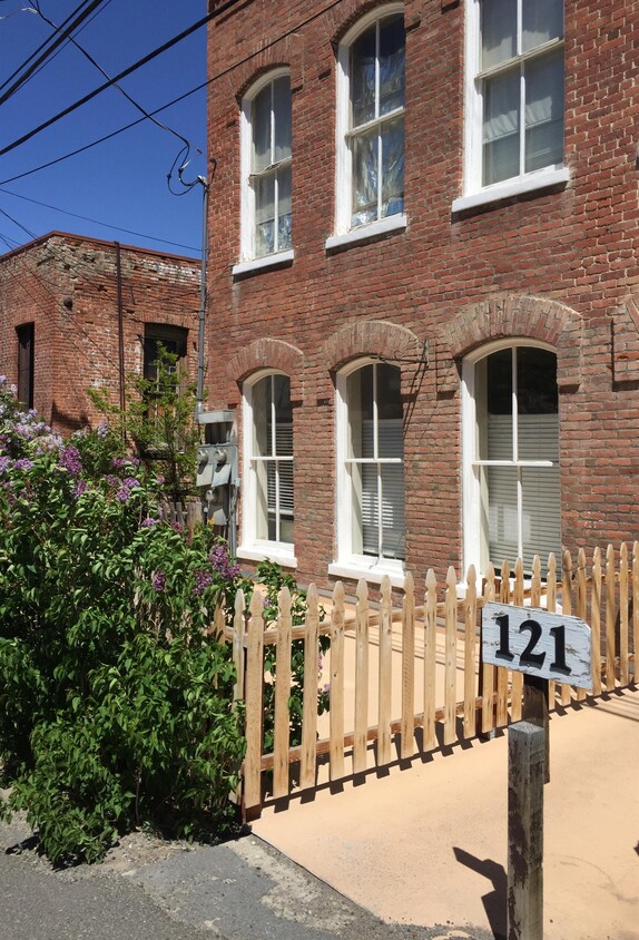 Foto principal - 121 B St