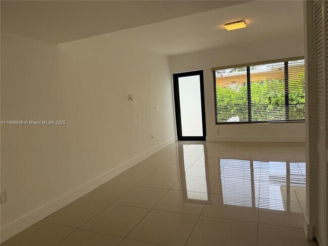 Building Photo - 1765 Normandy Dr