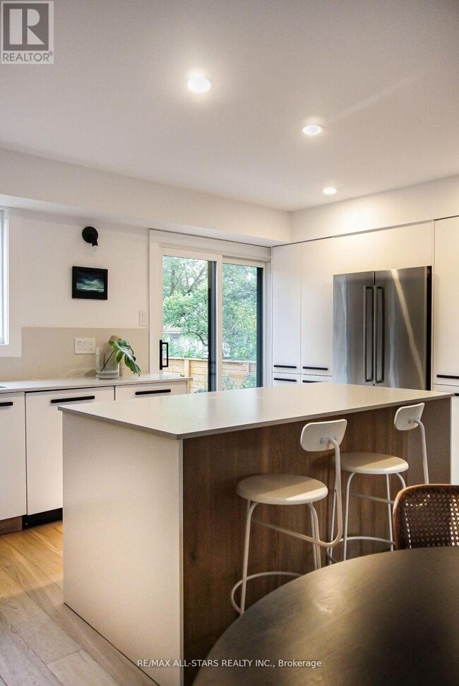 Photo du bâtiment - 6032 Main St