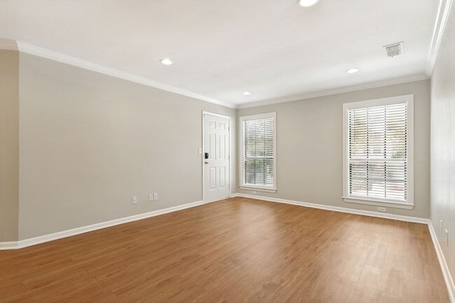 Building Photo - GROUND-FLOOR 2-BEDROOM ALAMO HEIGHTS CONDOMINIUM