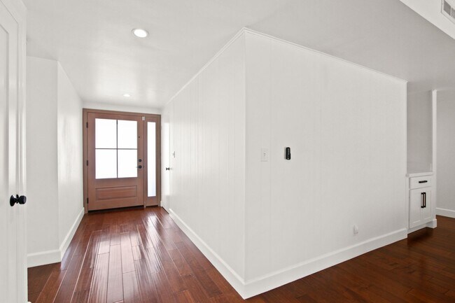 Foto del edificio - Beautiful Rehabbed Home In Mesa Verde with...