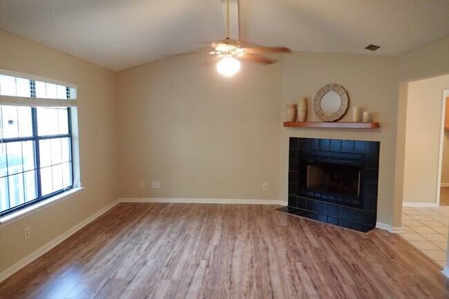 Building Photo - 911 Pine Cone Cir