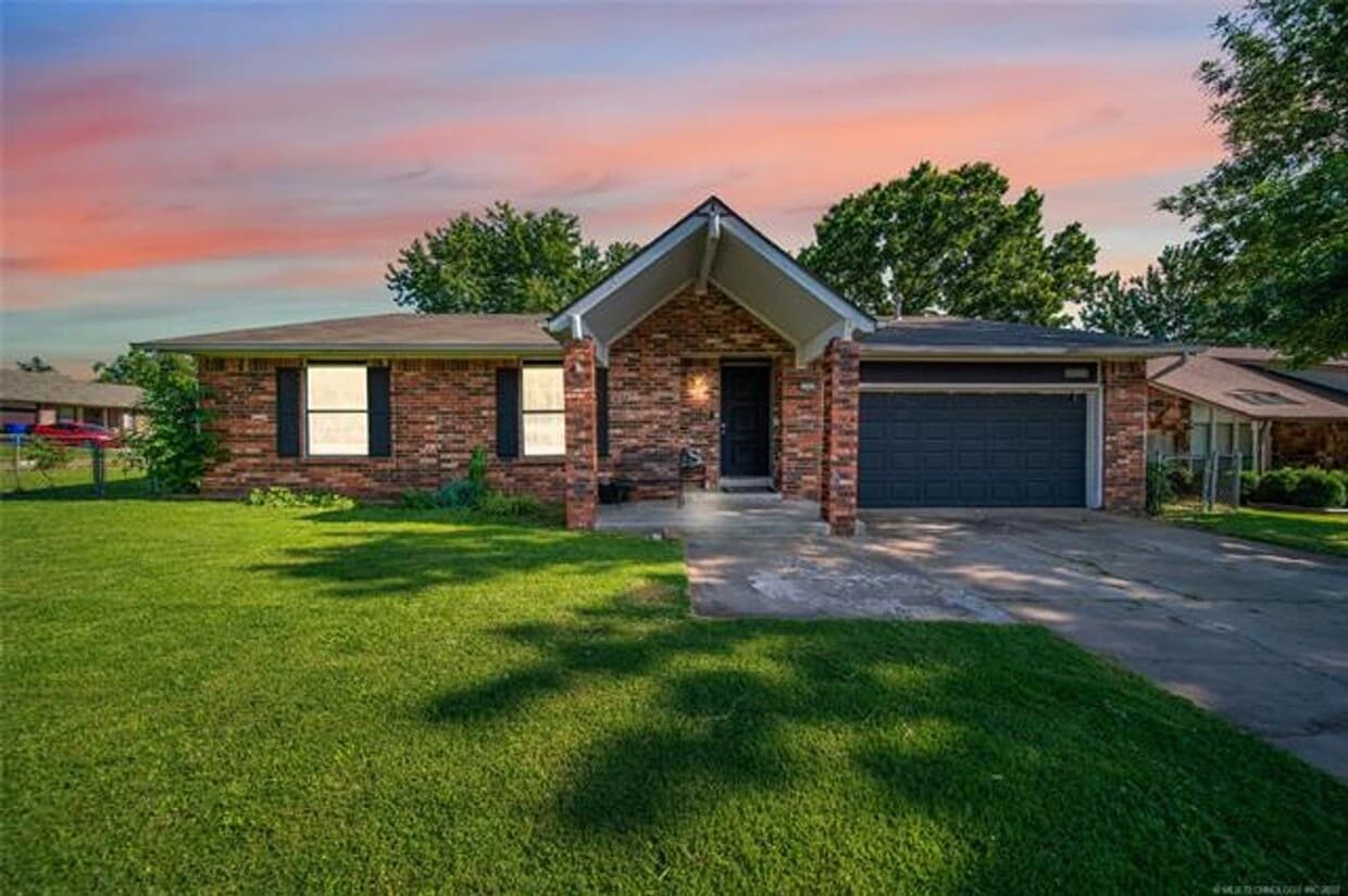 AVAILABLE NOW!! One story, corner lot in B... House Rental in Broken