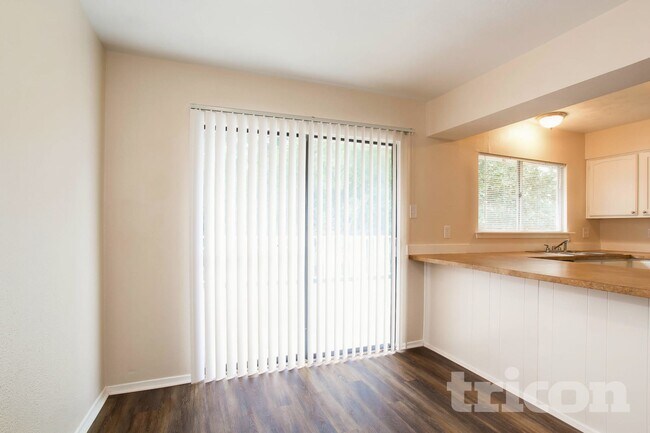 Foto del edificio - 8610 Pine Shores Dr