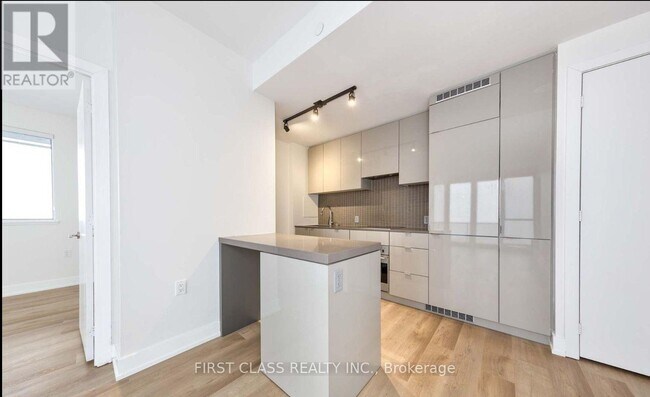 Building Photo - 7 Grenville St