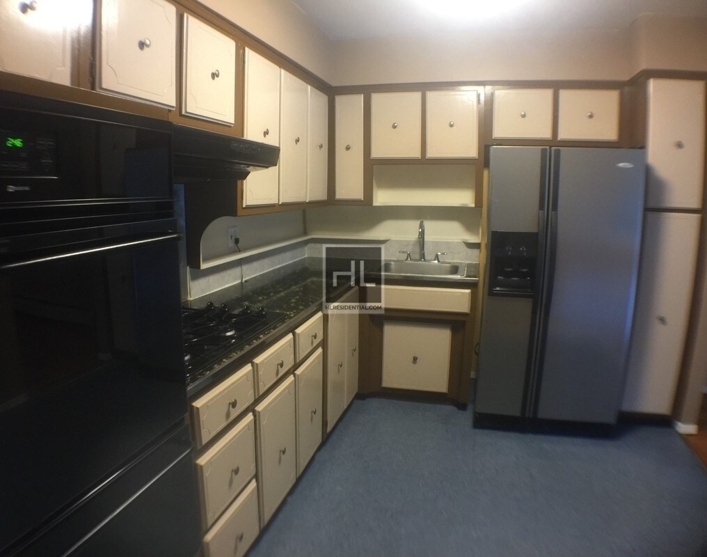 Primary Photo - 2228 Steinway St