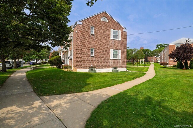 Foto del edificio - 245-41 77th Crescent