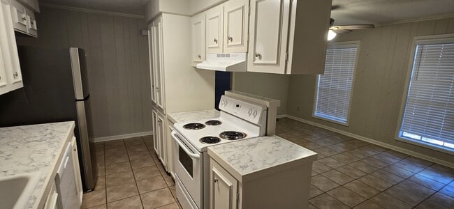 Building Photo - 107 Newcastle Dr