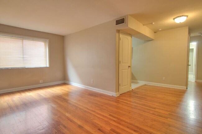 Foto del edificio - 3508 Russell Blvd