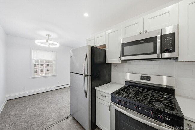 Foto del edificio - 240 S Broadway