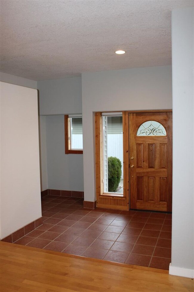 Foto del edificio - 2 Bedroom Plus on Golf Course in Burlington