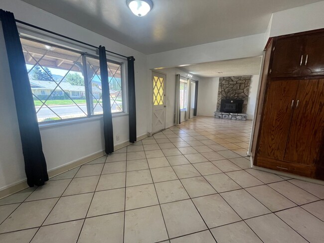 Building Photo - Located in the Heart of Tehachapi!