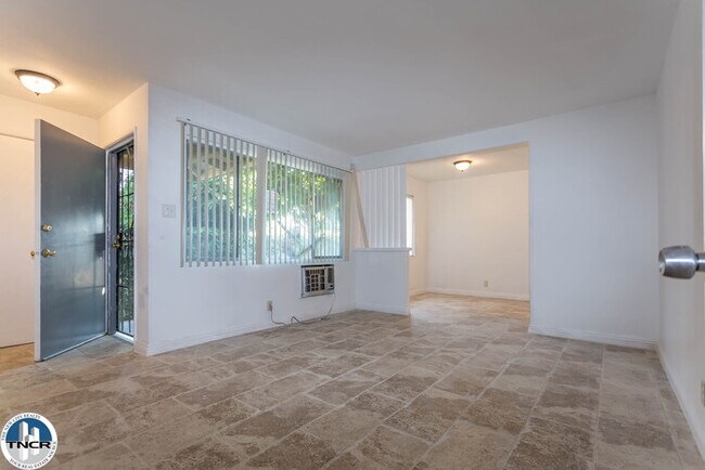 Building Photo - 3 Bedroom | 1 Bath TOWNHOUSE FOR RENT