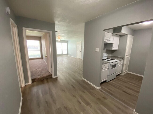 Building Photo - Spacious Loft in Gated Community!