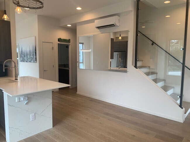 Foto del edificio - High End Madison Valley Row House !