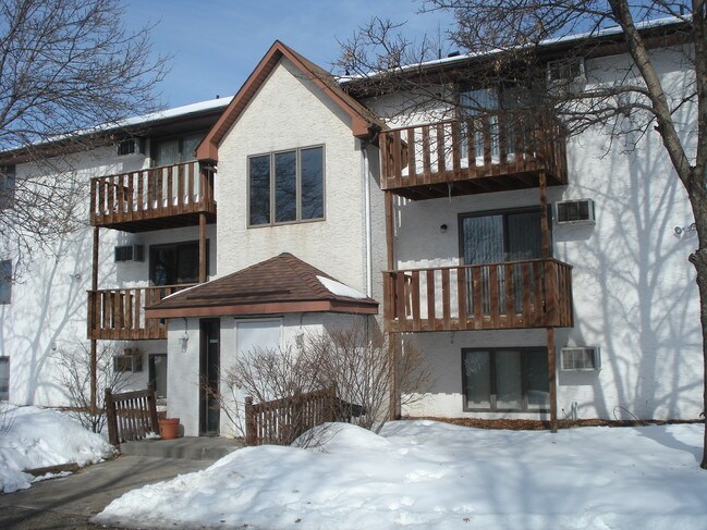 Quiet and convenient - 8915 Hamline Ave N
