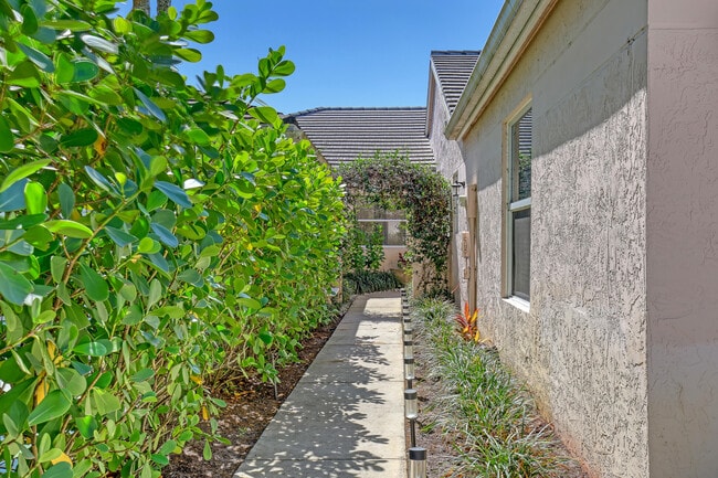 Foto del edificio - 1053 Island Manor Dr
